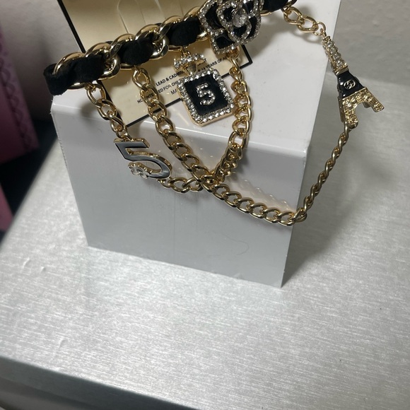 Stunning Black and Gold Charm Brooch. - Picture 8 of 8